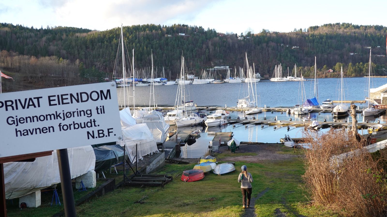Privat eiendom: Båter ved en privat marina langs strandsonen