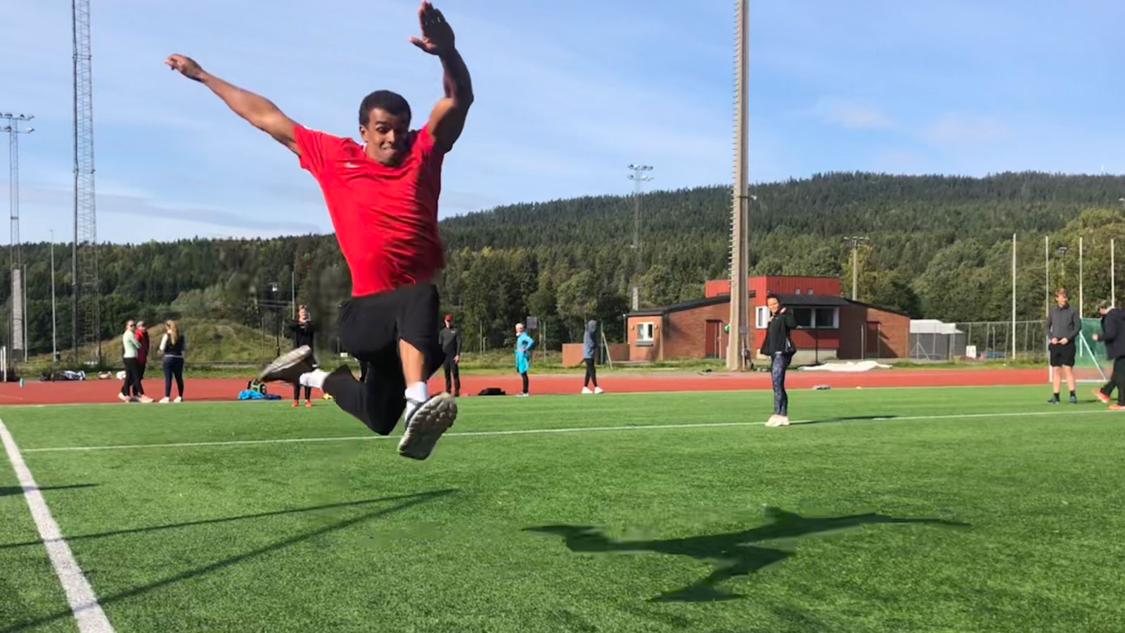 Hakeem Teland gjør et sprang på idrettsbanen