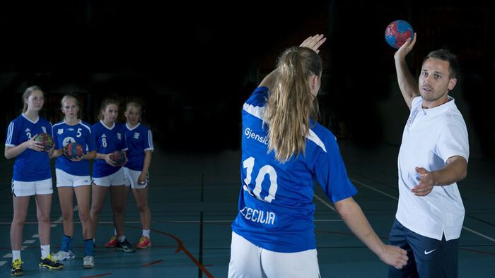 Jenter som spiller håndball for tips fra treneren