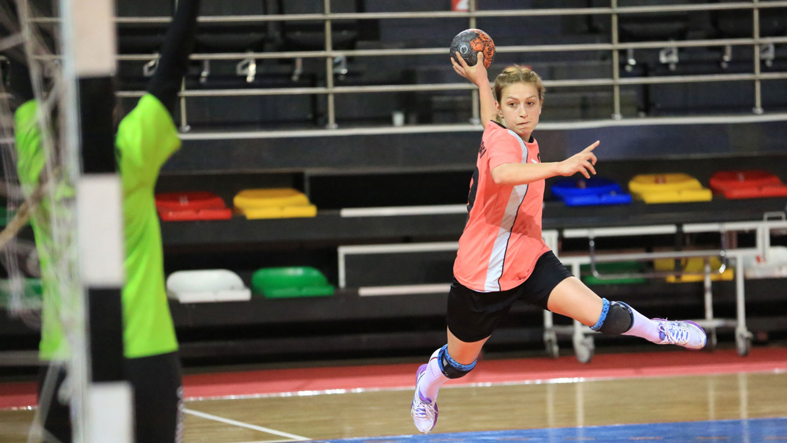Håndballspiller sikter mot målet