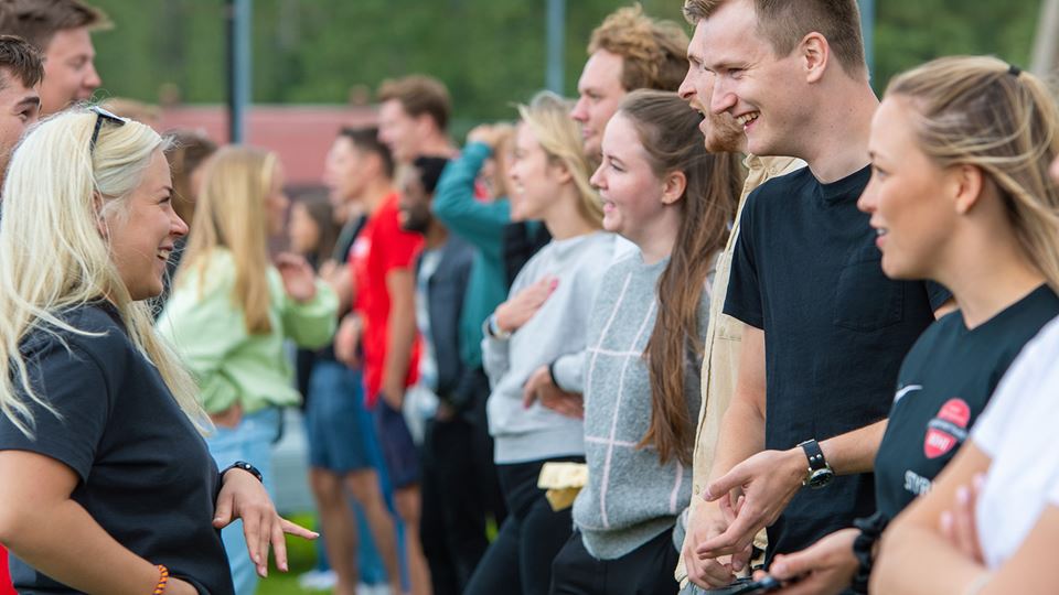Studenter som omgås på immatrikulering