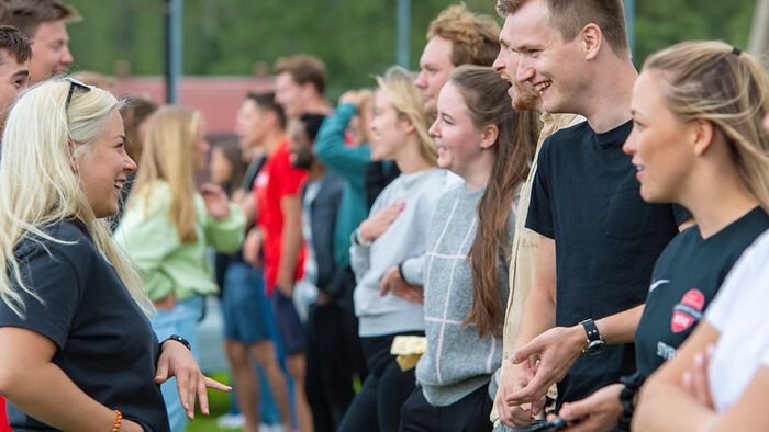 Studenter som omgås på immatrikulering