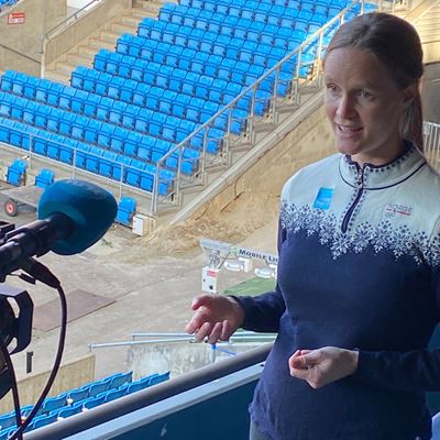 Kristin Lundanes Jonvik blir intervjuet