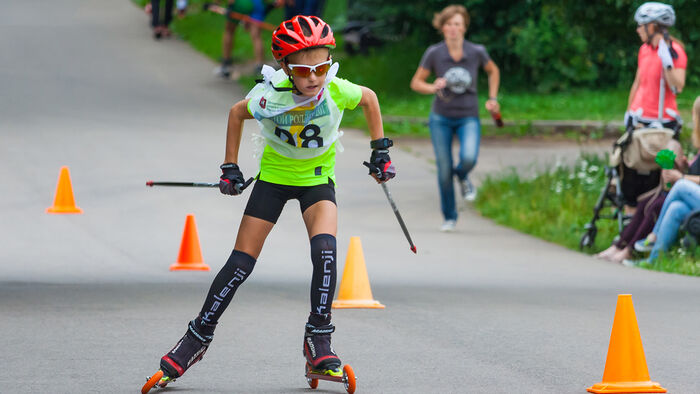 Gutt deltar i en rollerski-konkurranse