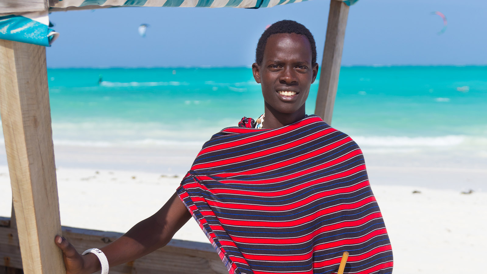 Maasai-mann lener seg mot en båt