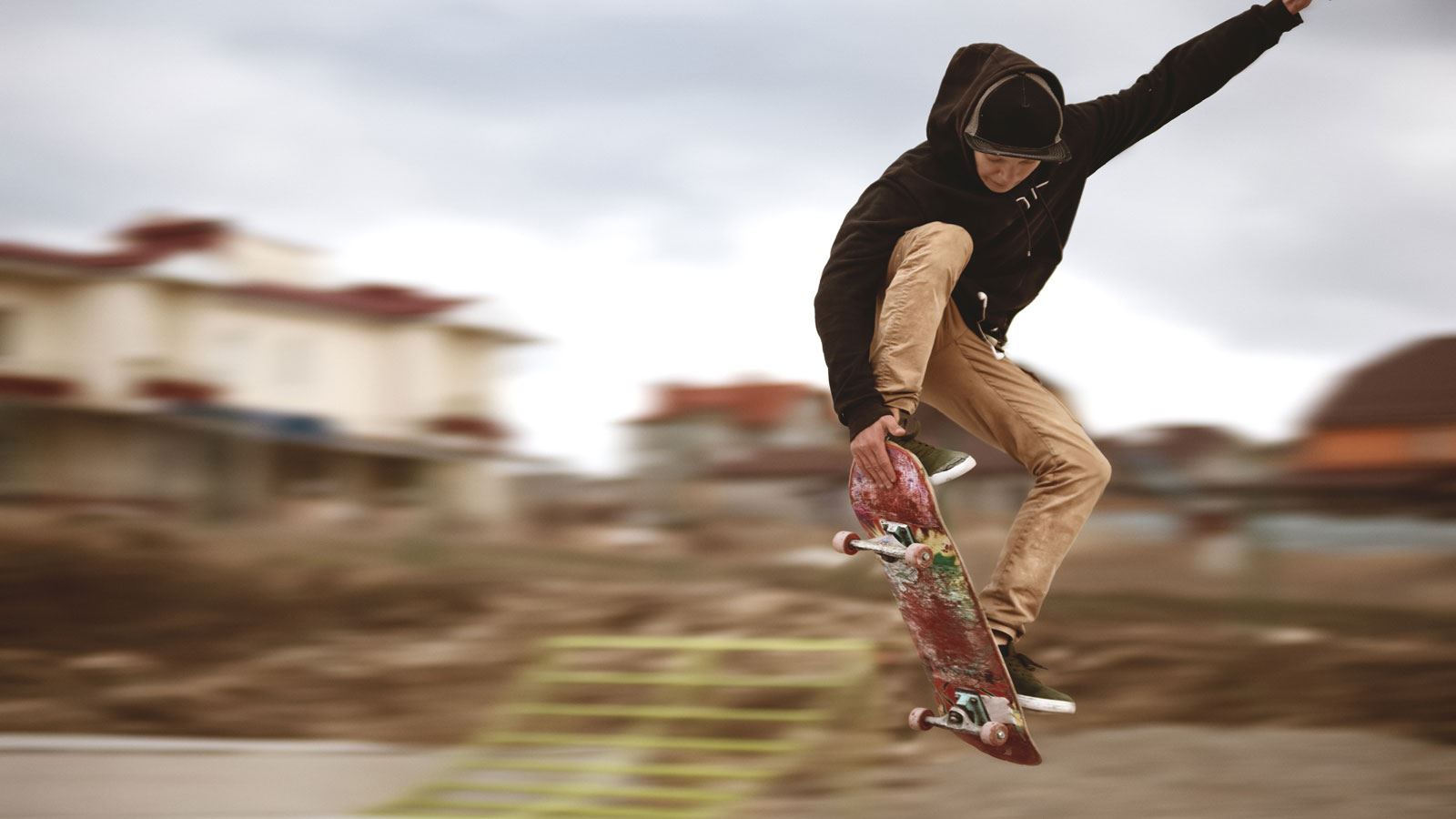 Skater hopper på skateboard