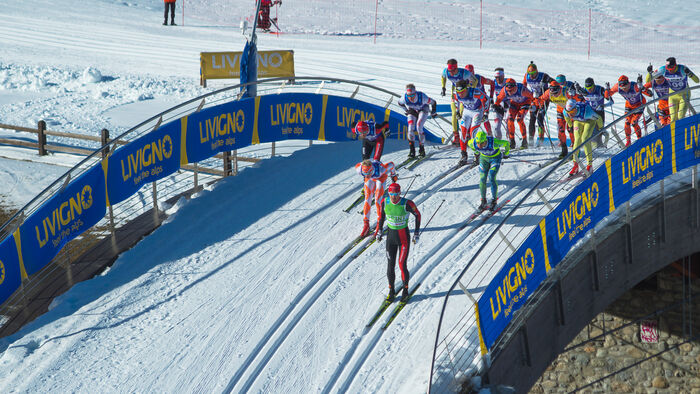 Skirenn med mange løpere over bru i Livigno