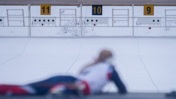 Kvinnelig skiskytter på liggende skyting