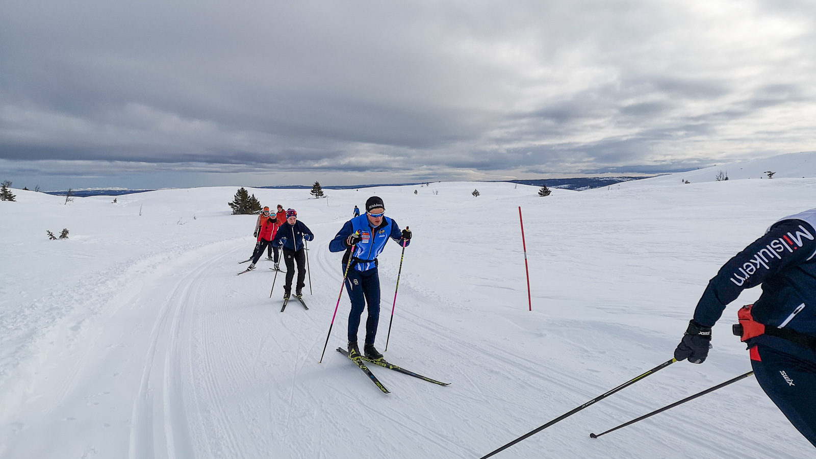 Flere personer ute på langrennstur i fjellet.