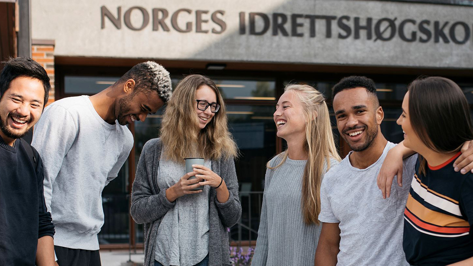 Variert gruppe studenter ved NIHs hovedinngang