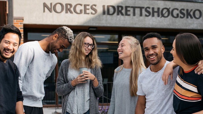 Variert gruppe studenter ved NIHs hovedinngang