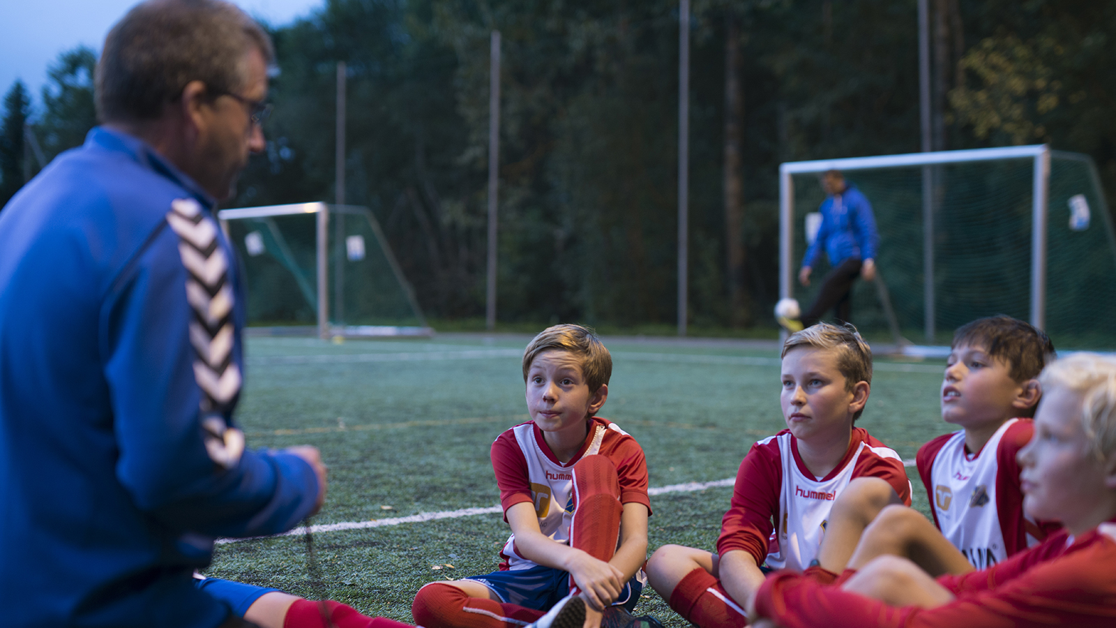 Barn lytter til sin fotballtrener 