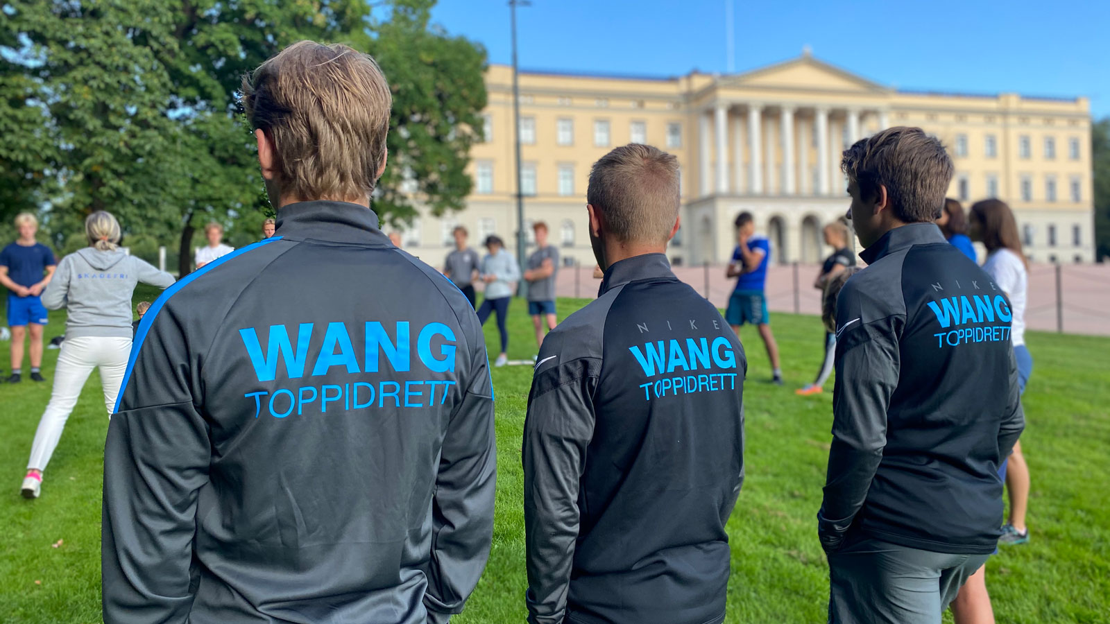 Wang-elever på Slottsplassen ser på instruktør fra Skadefri