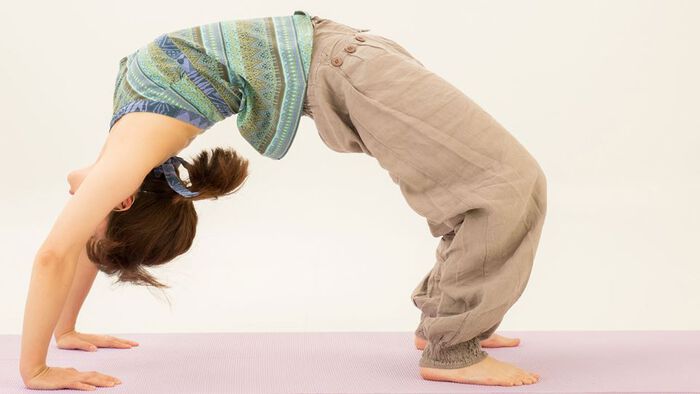 Yoga - Ung jente står i bro
