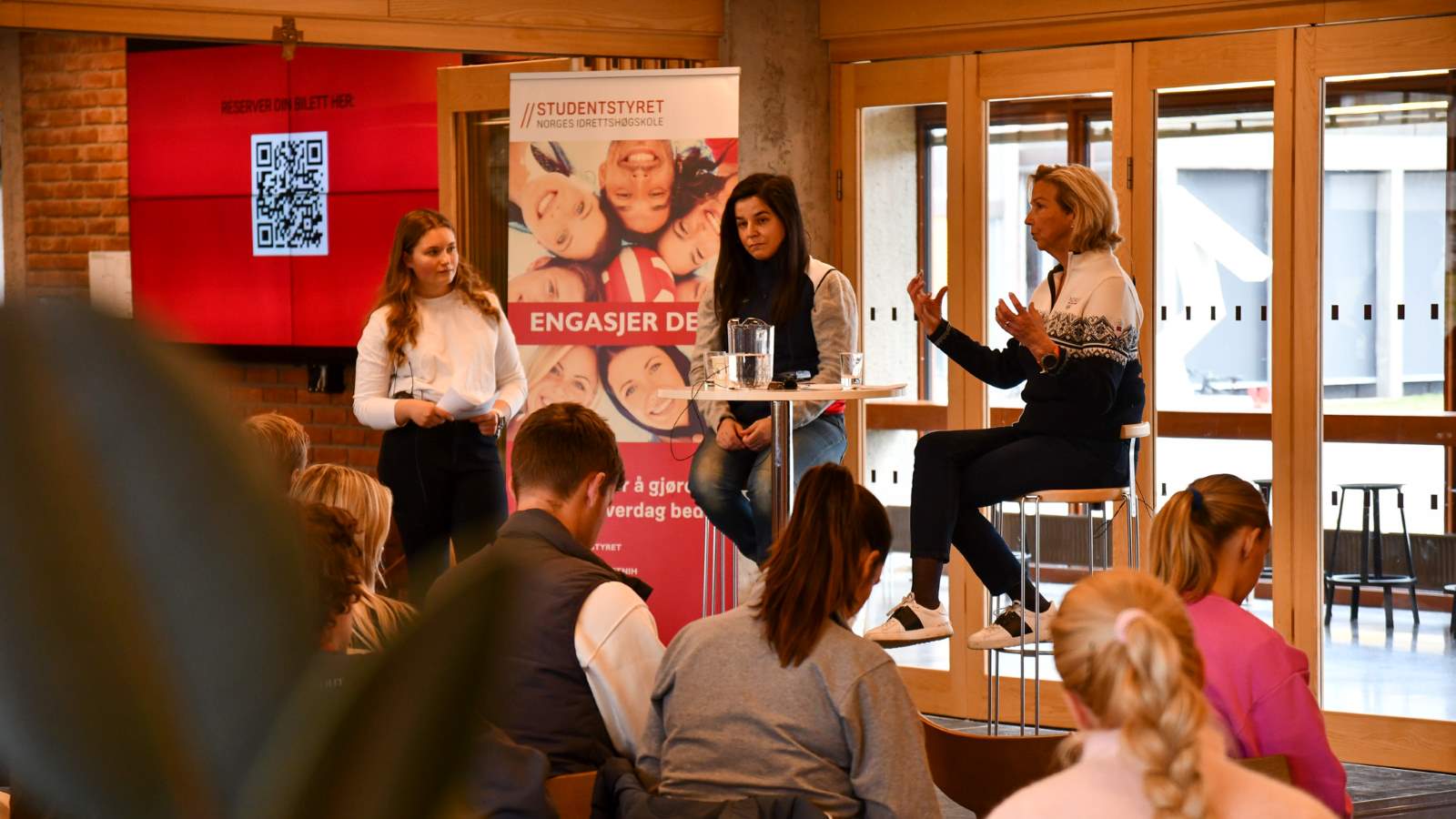 Debatt i kantina på NIH, mellom Zaineb Al-Samarai og Berit Kjøll