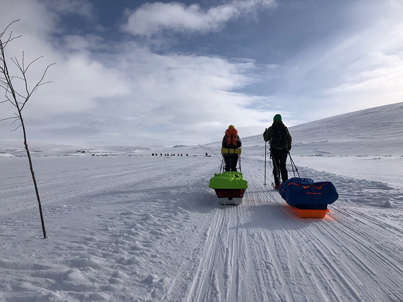 Bildet kan inneholde: sky, himmel, snø, kjøretøy, skråningen.