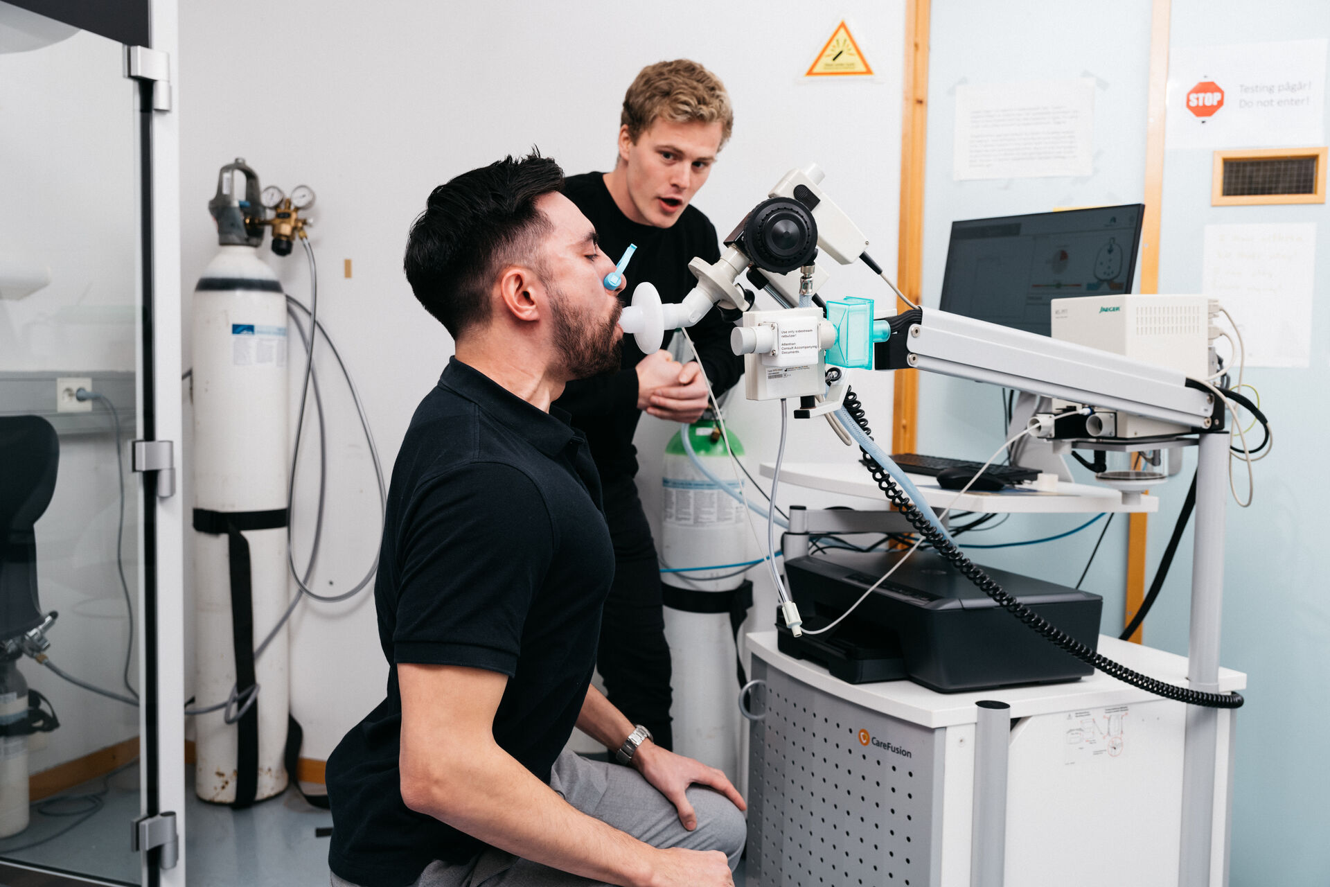 Studenter på lab