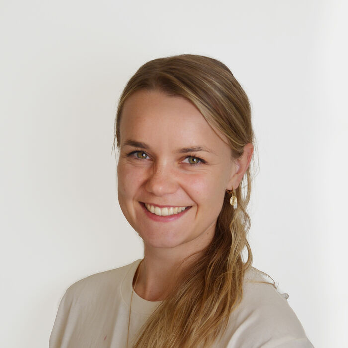 Bildet kan inneholde: smil, øyenbryn, skulder, øyevipper, kjeve.