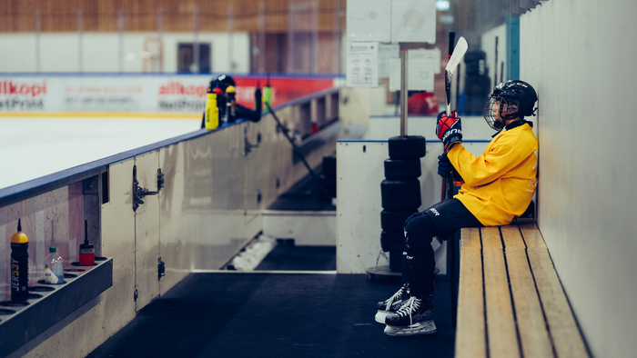 Bildet kan inneholde: rekreasjon, sport, hjelm, beskyttelsesutstyr i sport, hockey.