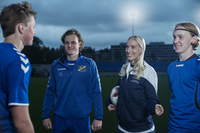 Kvinnelig trener med spillere
