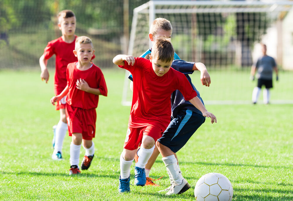 Bildet kan inneholde: fotball, fotballspiller, ball, fotball, shorts.