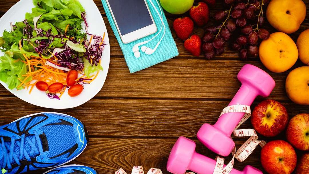 Illustrasjon med sunt mat, frukt, treningssko, og smarttelefon