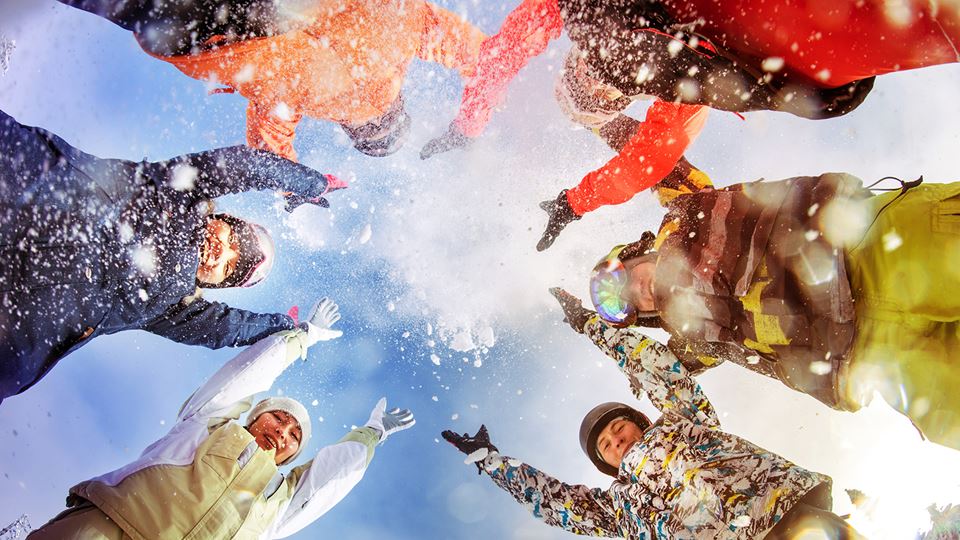 Barn som leker i snø