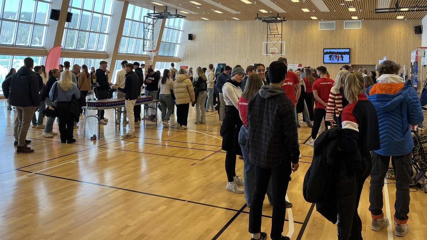 Mange studenter samlet i en idrettshall