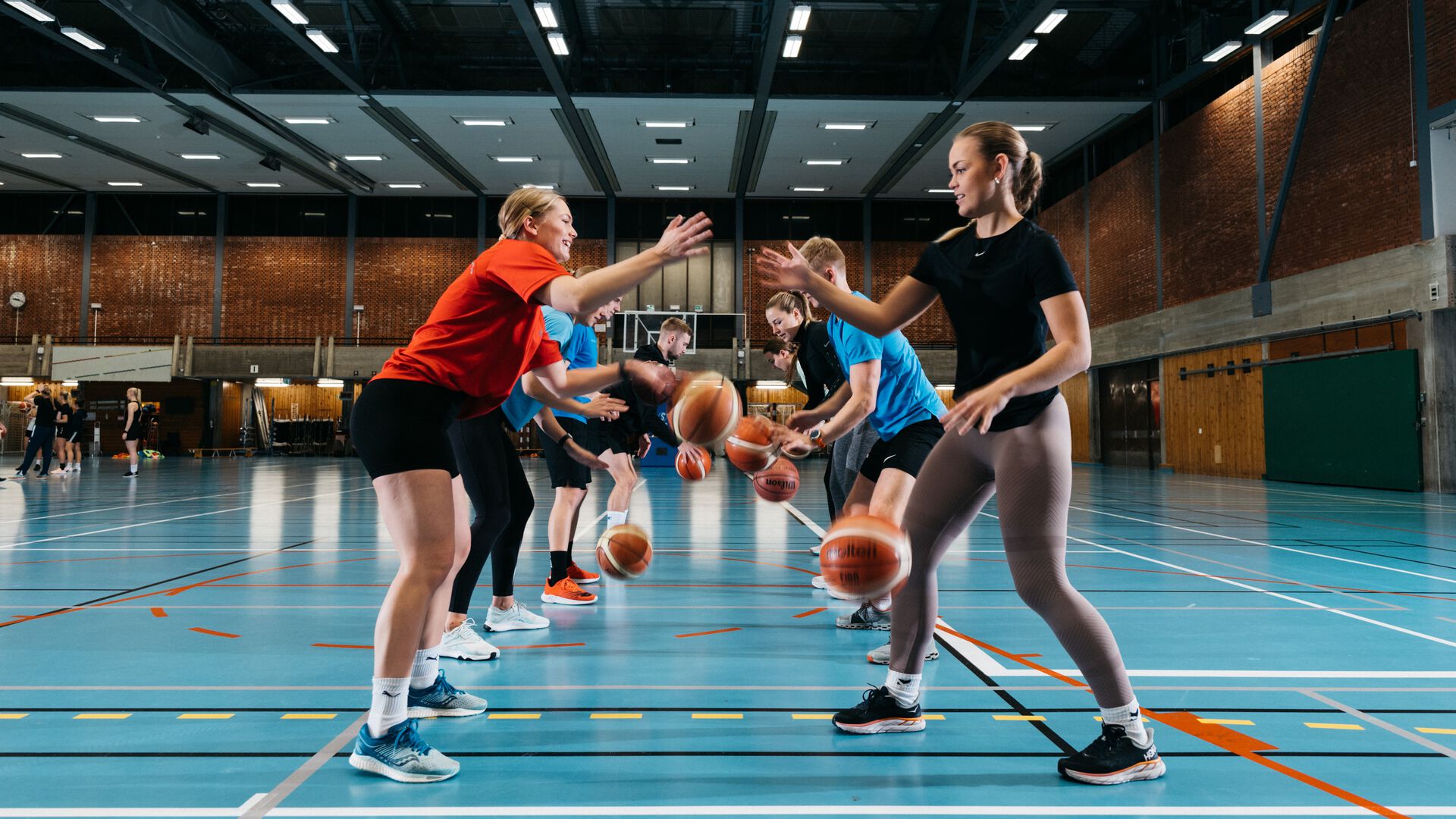 Studenter spiller basket