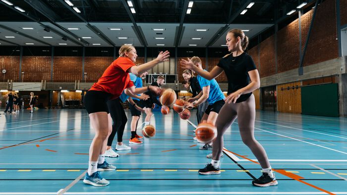 Studenter spille basket