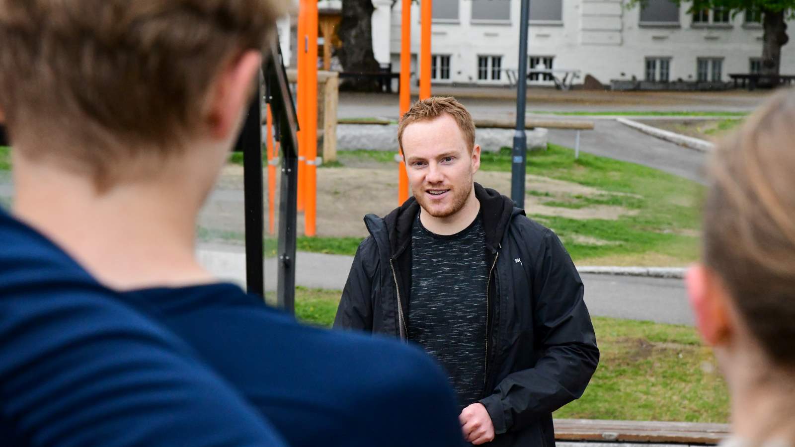 Lærar snakkar til elevane sine.