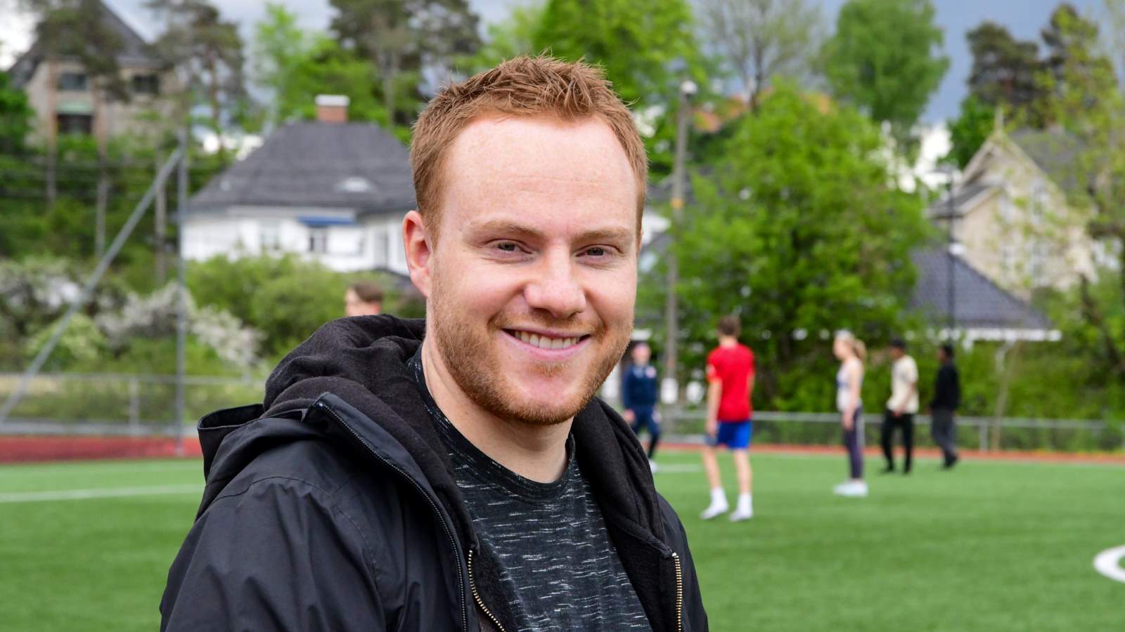 Lærar framfor klassa på fotballbanen. 