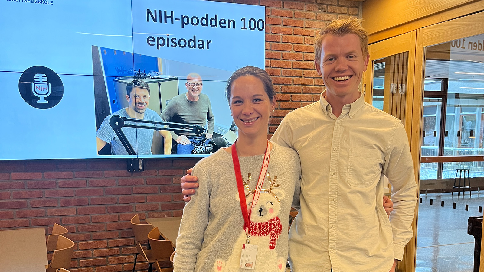 Christina Gjestvang og Gjermund Erikstein-Midtbø står sammen i kantina.