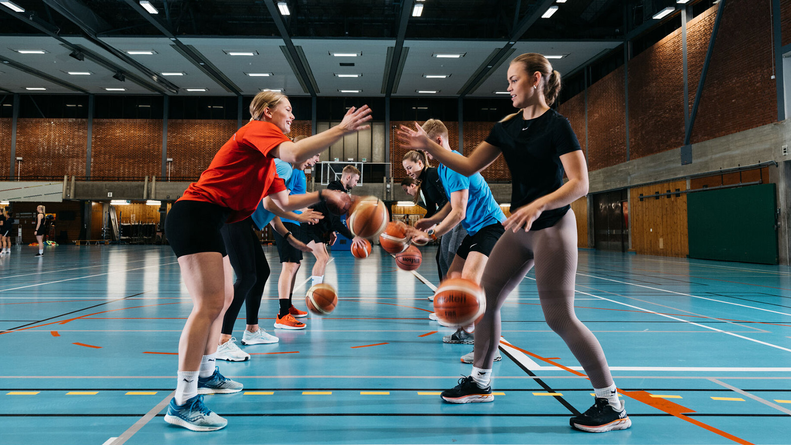Studenter som spille basket 