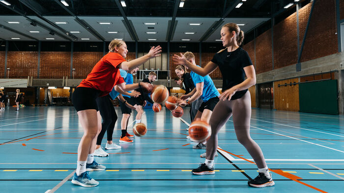 Studenter som spille basket 
