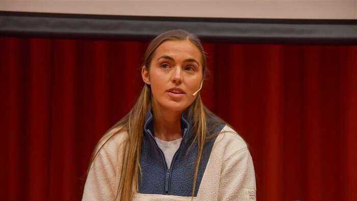 Henriette i genser fra Olympiatoppen