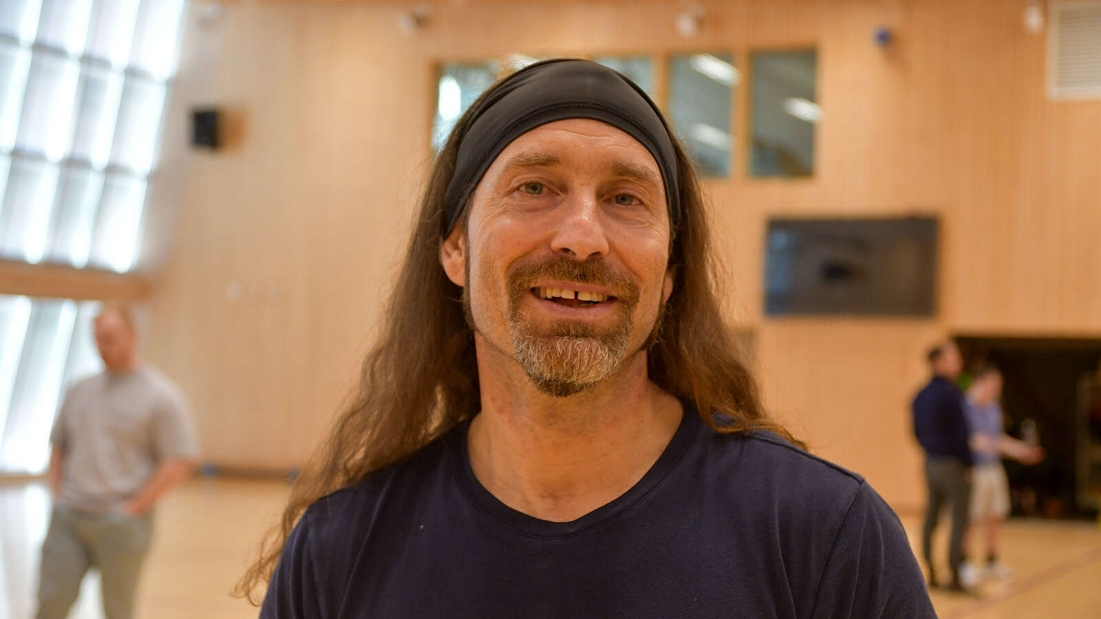 Portrett av Espen i gymsal
