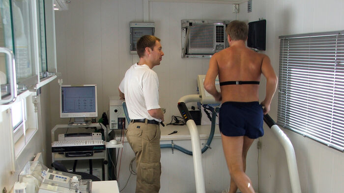 Anders Aandstad in the lab with test person on the threadmill