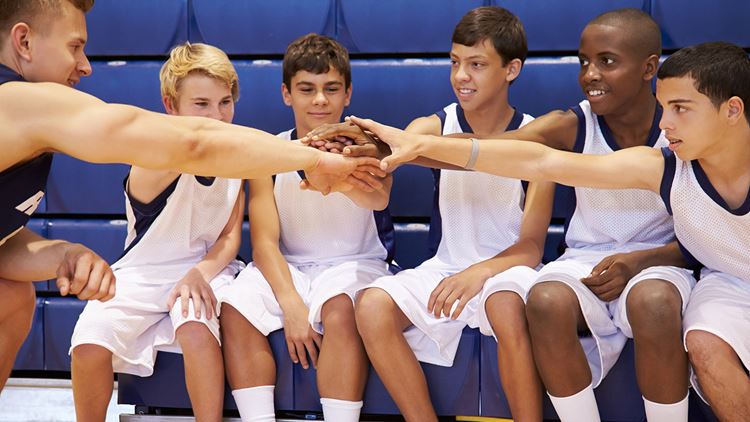 asketball gutter som er sammen med coachen sin 