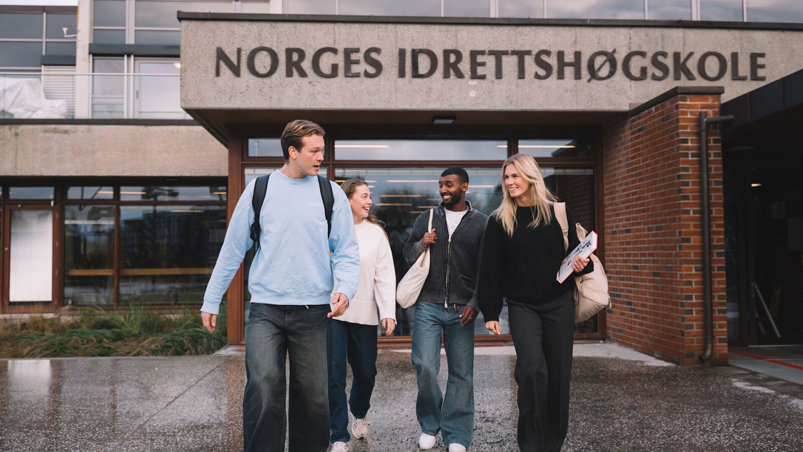 Bildet kan inneholde: reise, plante, blazer, fasade, funksjonær.