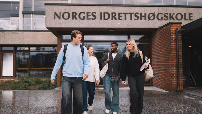 Bildet kan inneholde: reise, plante, blazer, fasade, funksjonær.
