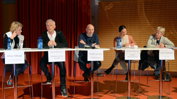 Bilde av paneldeltakere på debatten