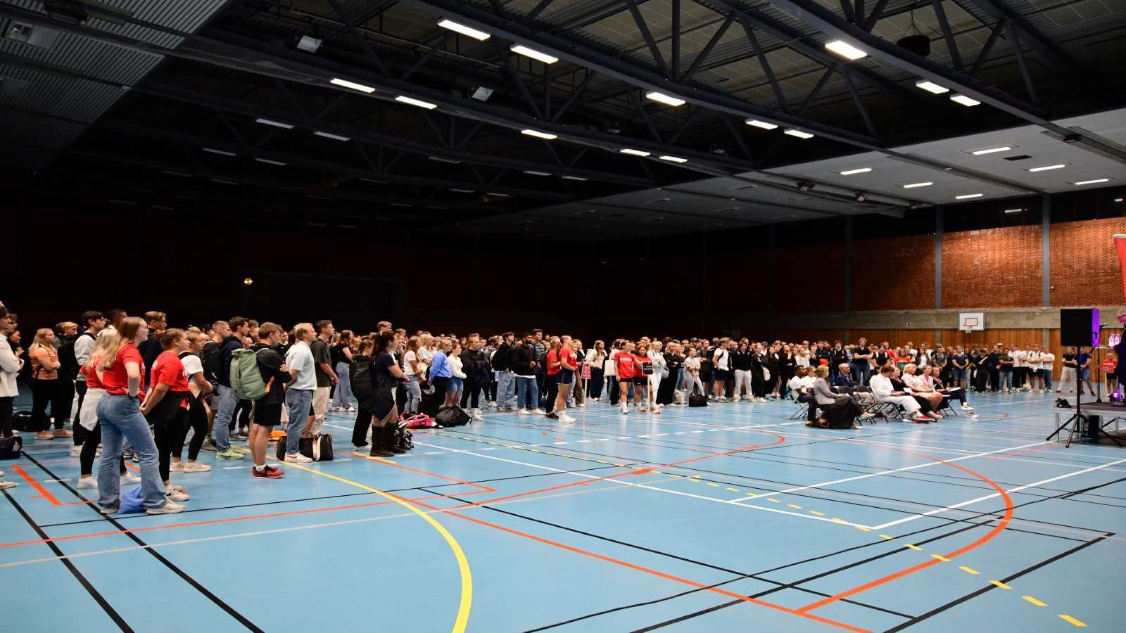 Rundt 400 nye NIH-studenter deltok på immatrikuleringen i idrettshallen \foto: NIH