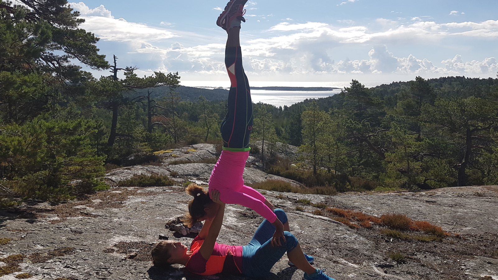 Bilde av Christine og Jorunn som turner på et svaberg