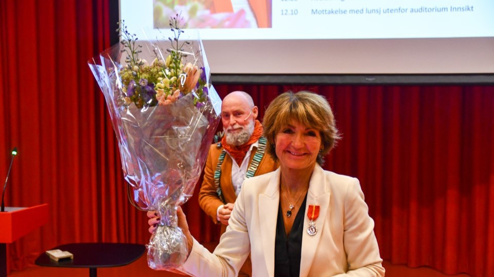 Bildet kan inneholde: yttertøy, smil, hendelse, frakk, blazer.