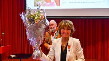 Bildet kan inneholde: yttertøy, smil, hendelse, frakk, blazer.