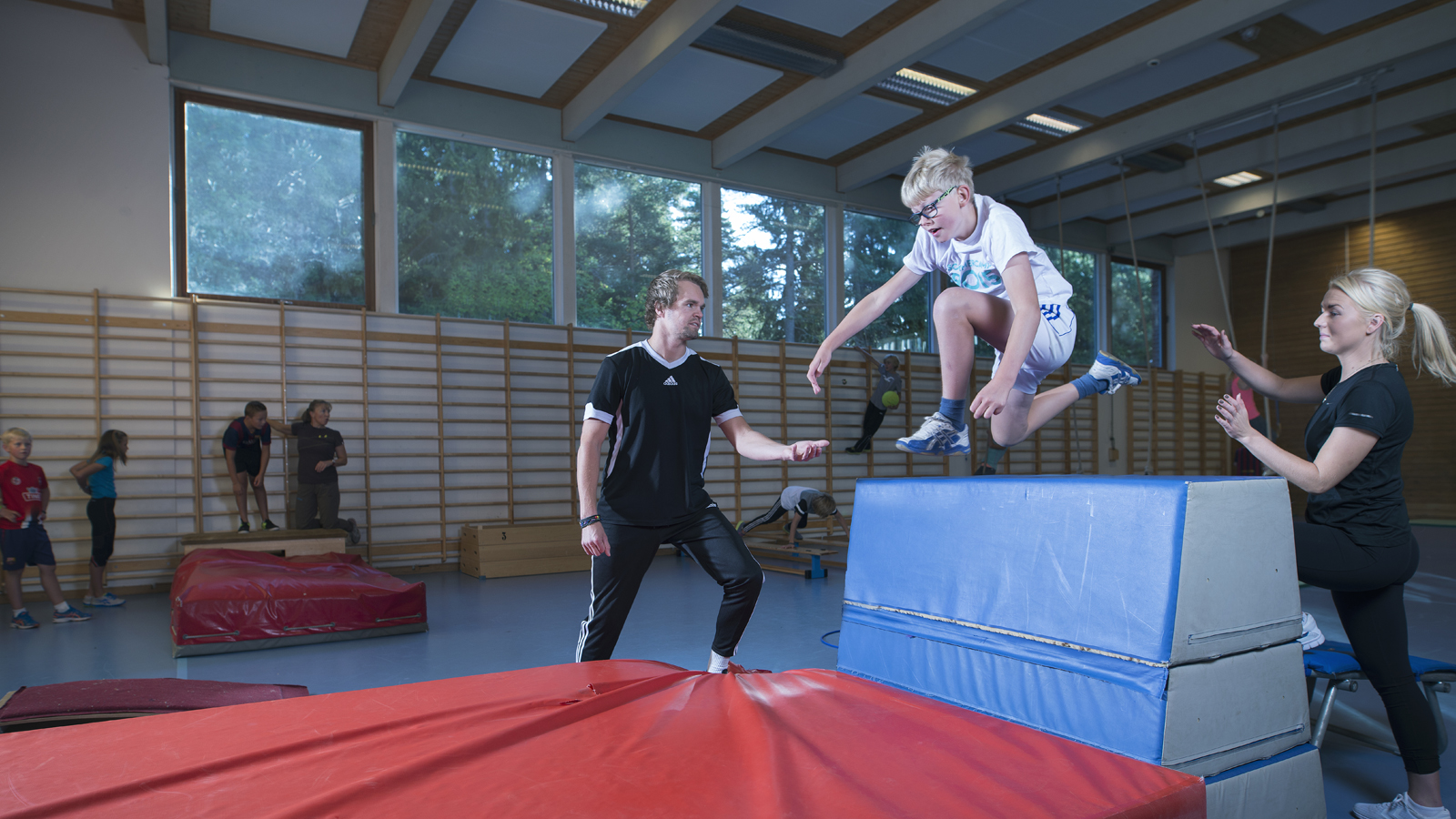 Elev hopper over hinder i kroppsøvingstimen