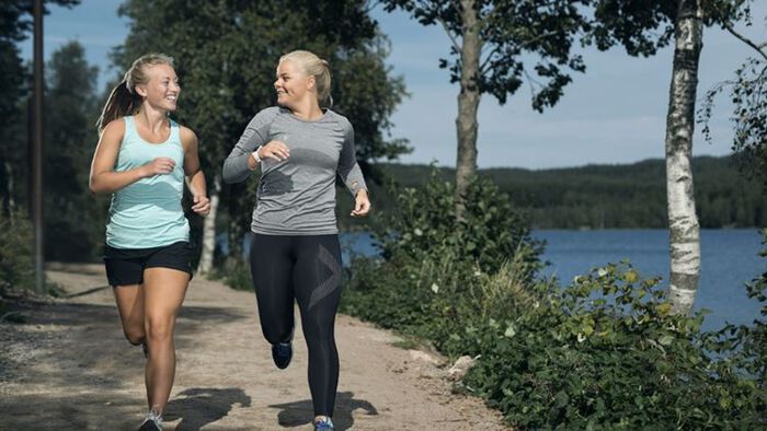 To jenter som jogger sammen 