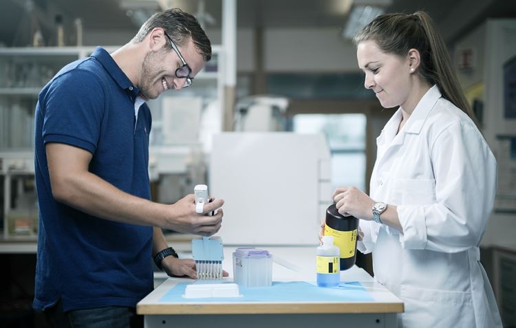 To studenter på laboratoriet 