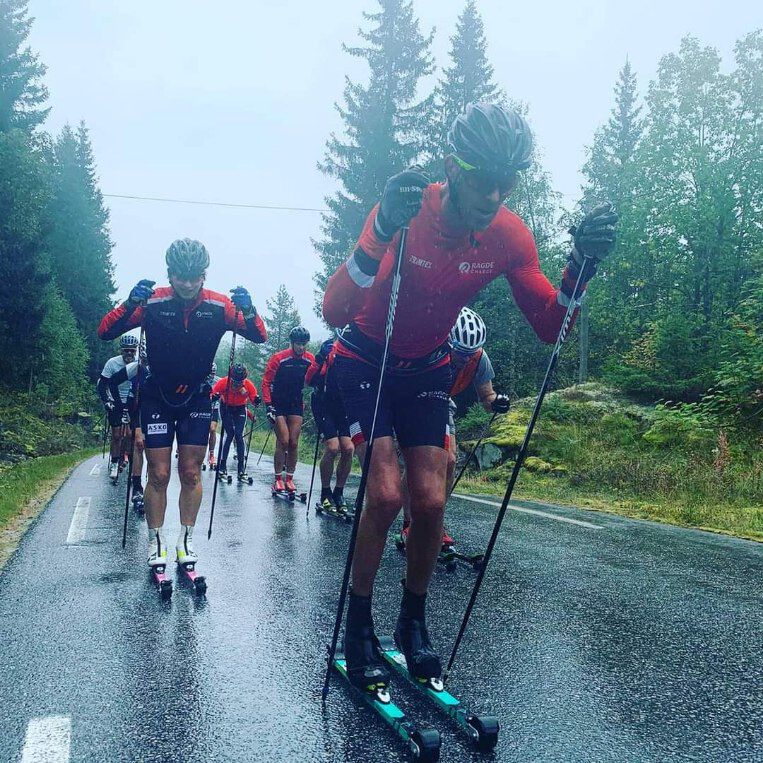 Løpere på rulleski i grått vær